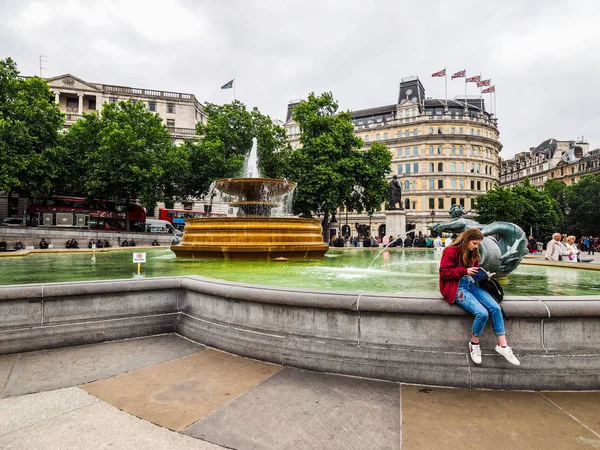 Personas en Trafalgar Square en Londres (hdr ) —  Fotos de Stock