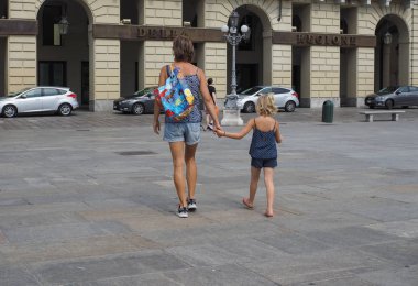 İnsanlar Torino'da Piazza Castello meydanında