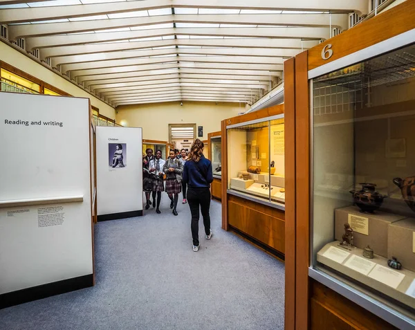 Touristen im britischen Museum in London (hdr)) — Stockfoto