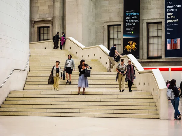 Turystów w British Museum w Londynie (Hdr) — Zdjęcie stockowe