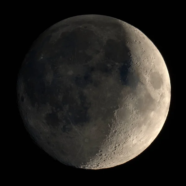 Lua crescente ondulante vista com telescópio — Fotografia de Stock