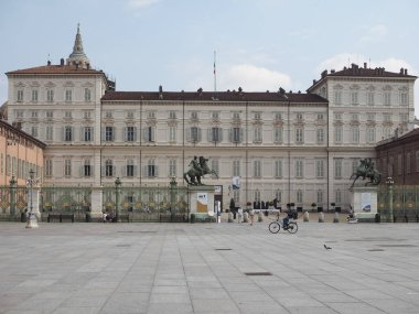 İnsanlar Torino'da Piazza Castello meydanında