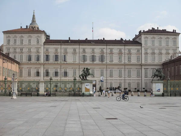 Mensen op het Piazza Castello plein in Turijn — Stockfoto