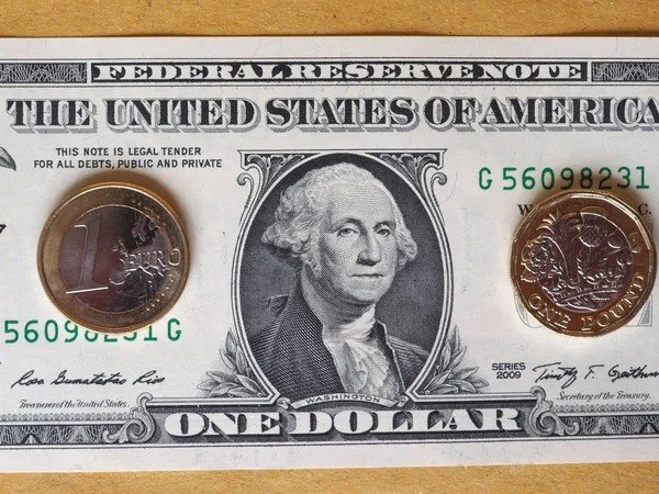 Moneda de 1 libra y 1 euro, y un billete de un dólar sobre fondo metálico — Foto de Stock