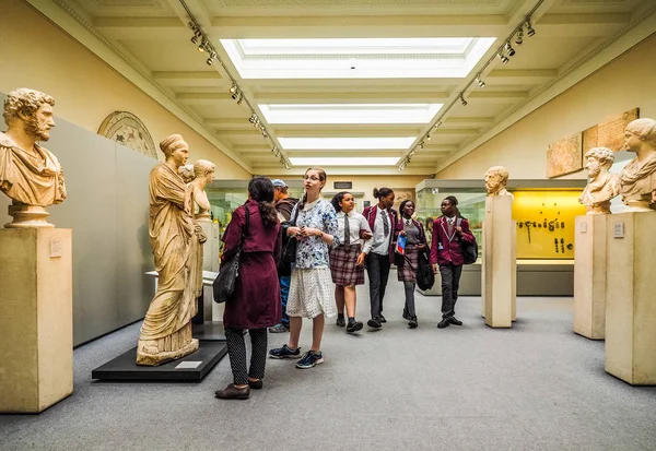 Turister på British Museum i London (Hdr) — Stockfoto