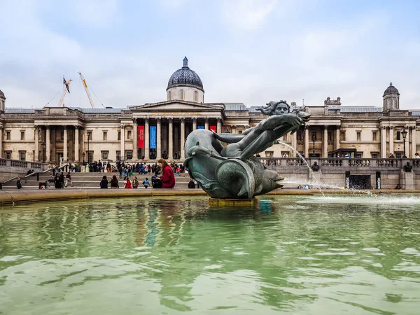 Personas en Trafalgar Square en Londres (hdr ) — Foto de Stock