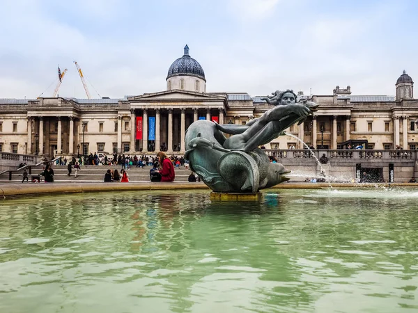 Ludzie na Trafalgar Square w Londynie (hdr) — Zdjęcie stockowe