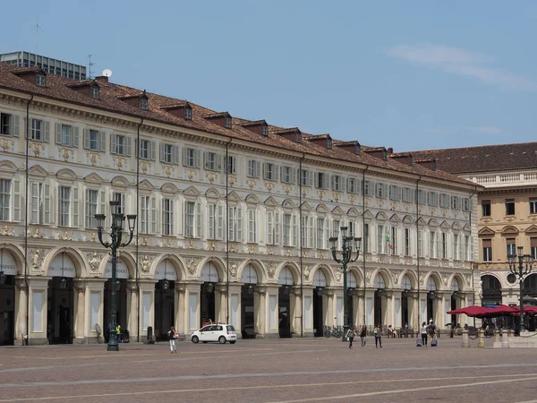 Personnes sur la place Piazza San Carlo à Turin — Photo