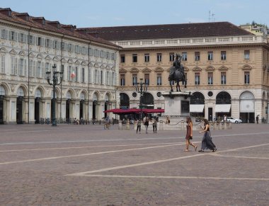 İnsanlar Torino'da Piazza San Carlo meydanında