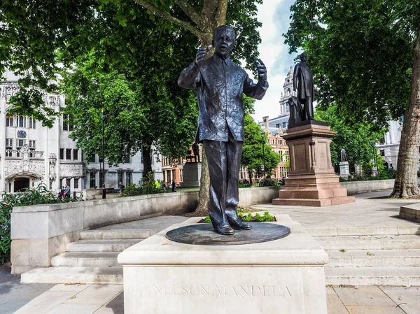 Mandela statue in london (hdr)) — Stockfoto