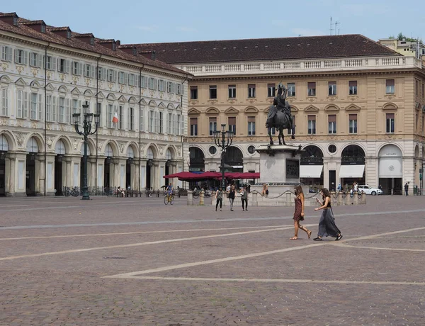 Люди в Piazza San Carlo площі в Турині — стокове фото