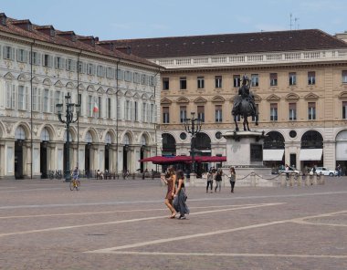 İnsanlar Torino'da Piazza San Carlo meydanında