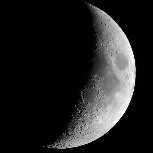 Croissant de lune croissant vu avec télescope — Photo