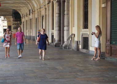 İnsanlar Torino'da Piazza San Carlo meydanında
