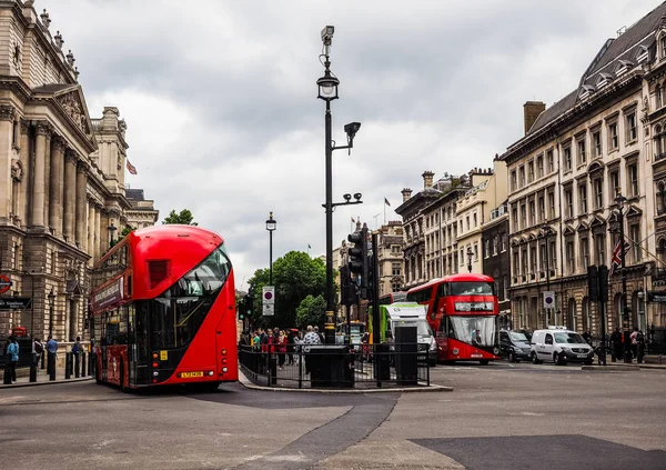 Красный автобус в Лондоне (HDR ) — стоковое фото