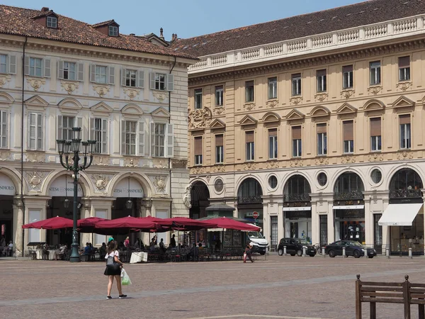 Mensen op het Piazza San Carlo plein in Turijn — Stockfoto