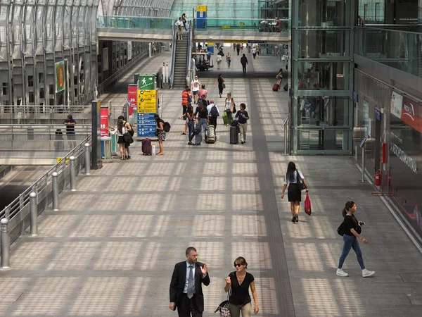 Viaggiatori della stazione Porta Susa a Torino — Foto Stock