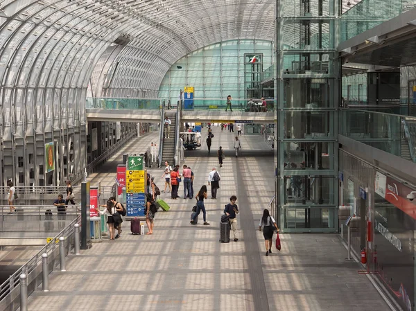 Viajeros de la estación Porta Susa en Turín —  Fotos de Stock