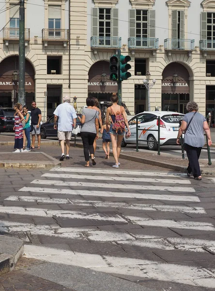 Pessoas na Piazza Castello Square em Turim — Fotografia de Stock