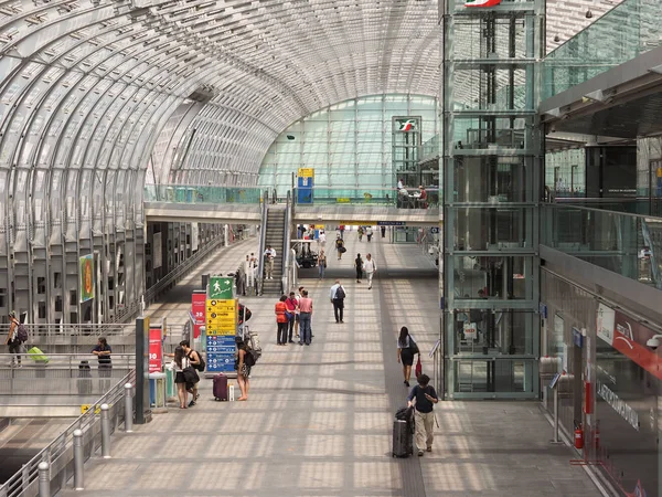 Viaggiatori della stazione Porta Susa a Torino — Foto Stock