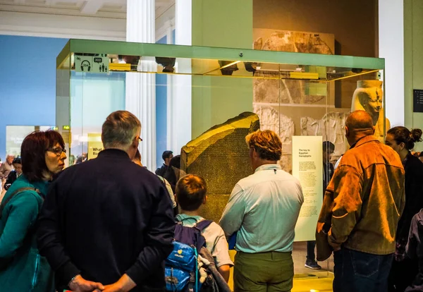 Turistler (Hdr Londra'da British Museum'da)