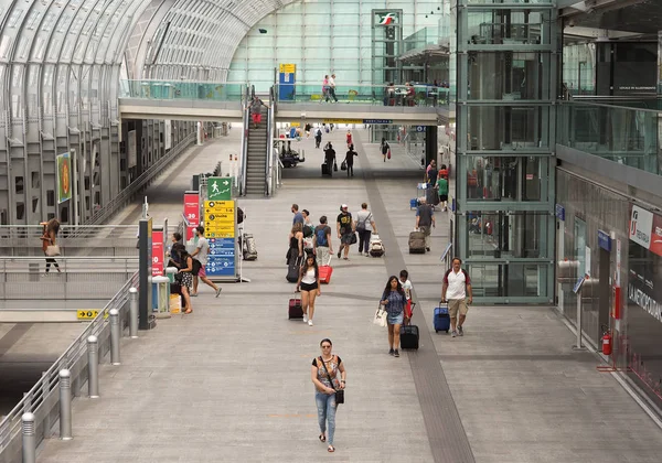 Porta Susa istasyonu gezginler Turin