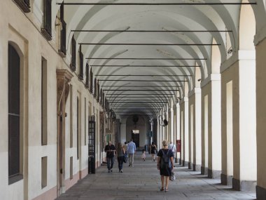 İnsanlar Turin şehir merkezinde