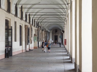 İnsanlar Turin şehir merkezinde