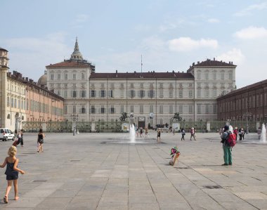 İnsanlar Torino'da Piazza Castello meydanında