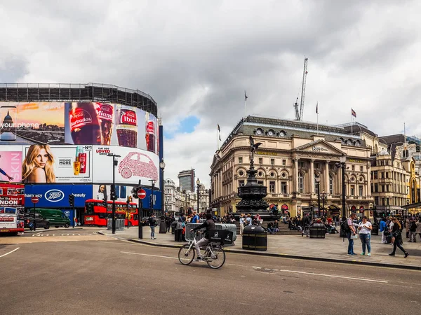 Ludzie w Piccadilly Circus w Londynie (hdr) — Zdjęcie stockowe