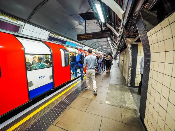 Станция метро Виктория в Лондоне (hdr ) — стоковое фото