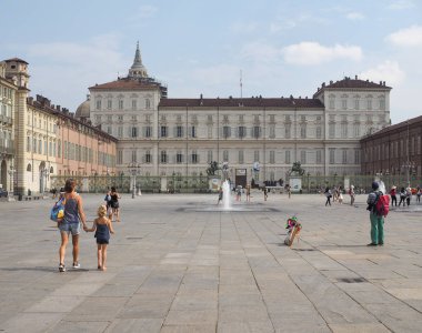 İnsanlar Torino'da Piazza Castello meydanında