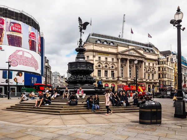 Människor i Piccadilly Circus i London (hdr) — Stockfoto