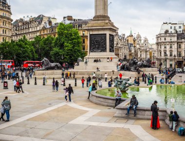 İnsanlar (hdr Londra'da Trafalgar Meydanı'nda)