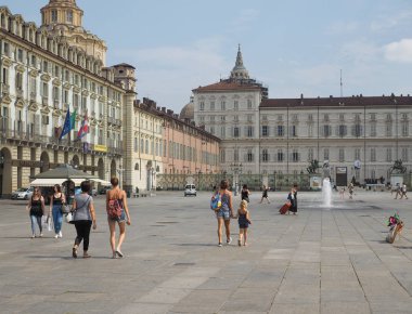 İnsanlar Torino'da Piazza Castello meydanında