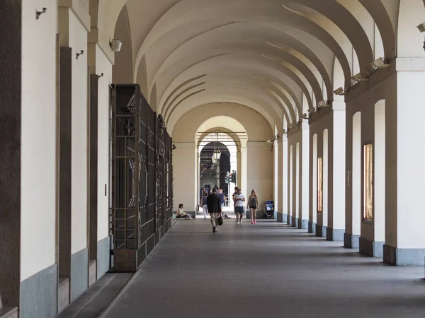 Personnes dans le centre-ville de Turin — Photo