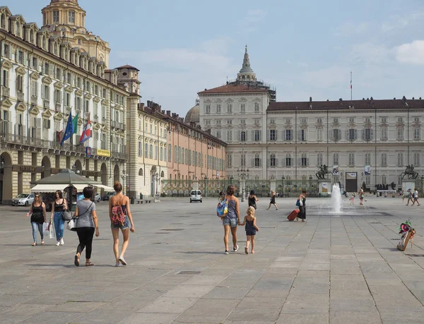 İnsanlar Torino'da Piazza Castello meydanında