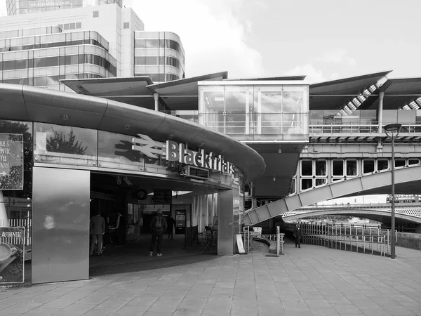 Estación de tren Blackfriars en Londres en blanco y negro — Foto de Stock