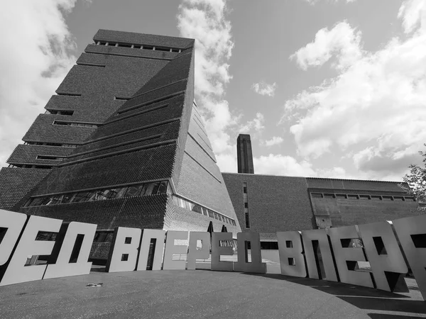 Em frente no Tate Modern Tavatnik Building em Londres preto e branco — Fotografia de Stock