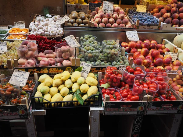 Grönsaker och frukter i Bologna — Stockfoto