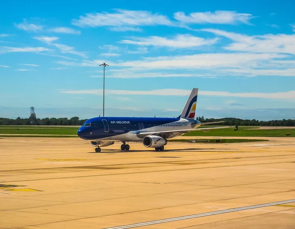 Air Moldova Airbus A320 na pista em Stansted, hdr — Fotografia de Stock