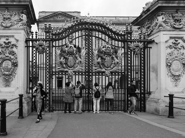 Buckingham Palace à Londres noir et blanc — Photo