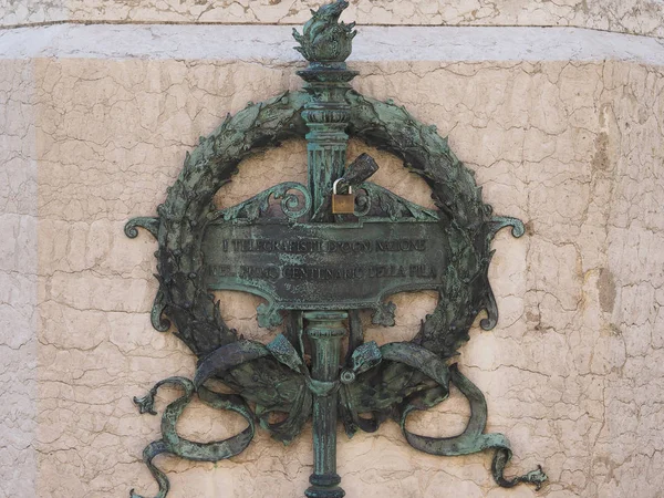 Пам'ятник Луїджі Гальвані в Болоньї. — стокове фото