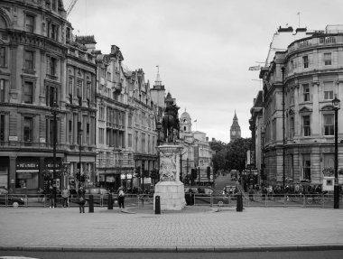 Trafalgar Meydanı'nda insanlar Londra siyah ve beyaz