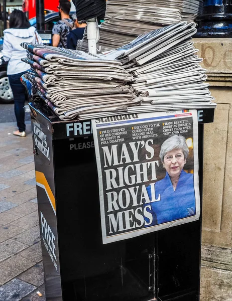 Theresa Mayıs Londra'da, hdr gösterilen Gazeteler — Stok fotoğraf