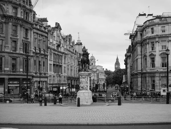 Trafalgar Meydanı'nda insanlar Londra siyah ve beyaz