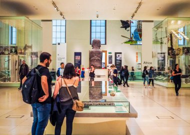 Turistler hdr Londra'da British Museum'da