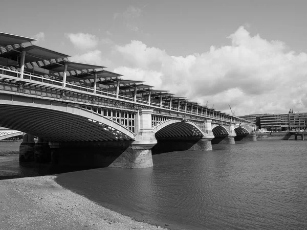 Themsen i London, svart-hvitt – stockfoto