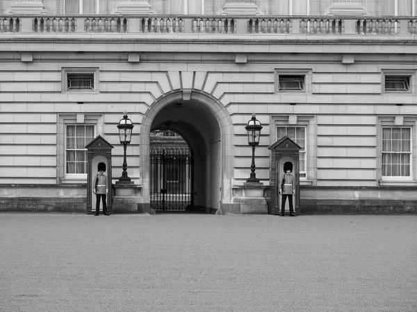 Black and white Buckingham Palace in London – Stock 