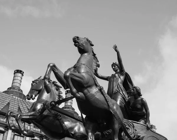 Boadicea monument i London svart och vitt — Stockfoto